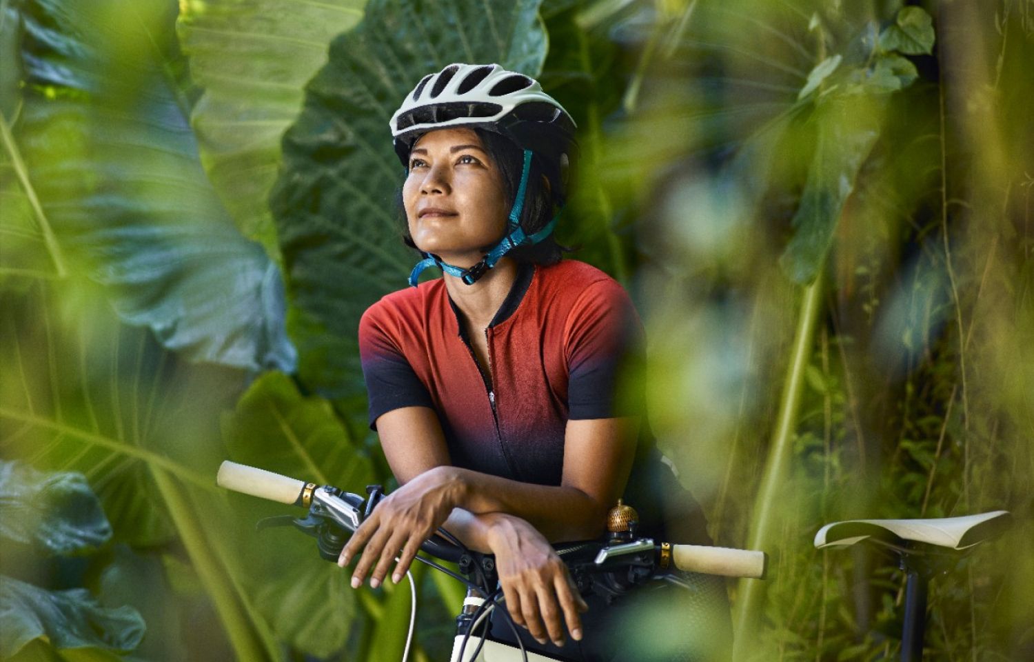 Pessoa com bicicleta em meio à natureza