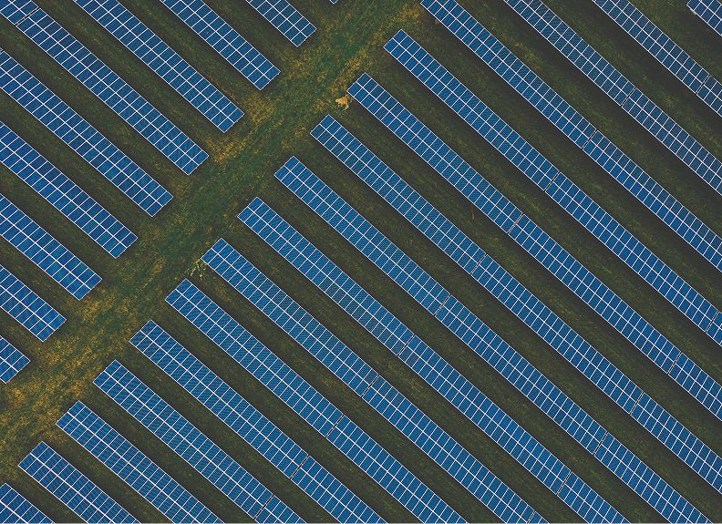 Painéis solares em campo aberto