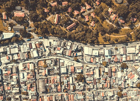 Vista aérea de bairro urbano com ruas arborizadas