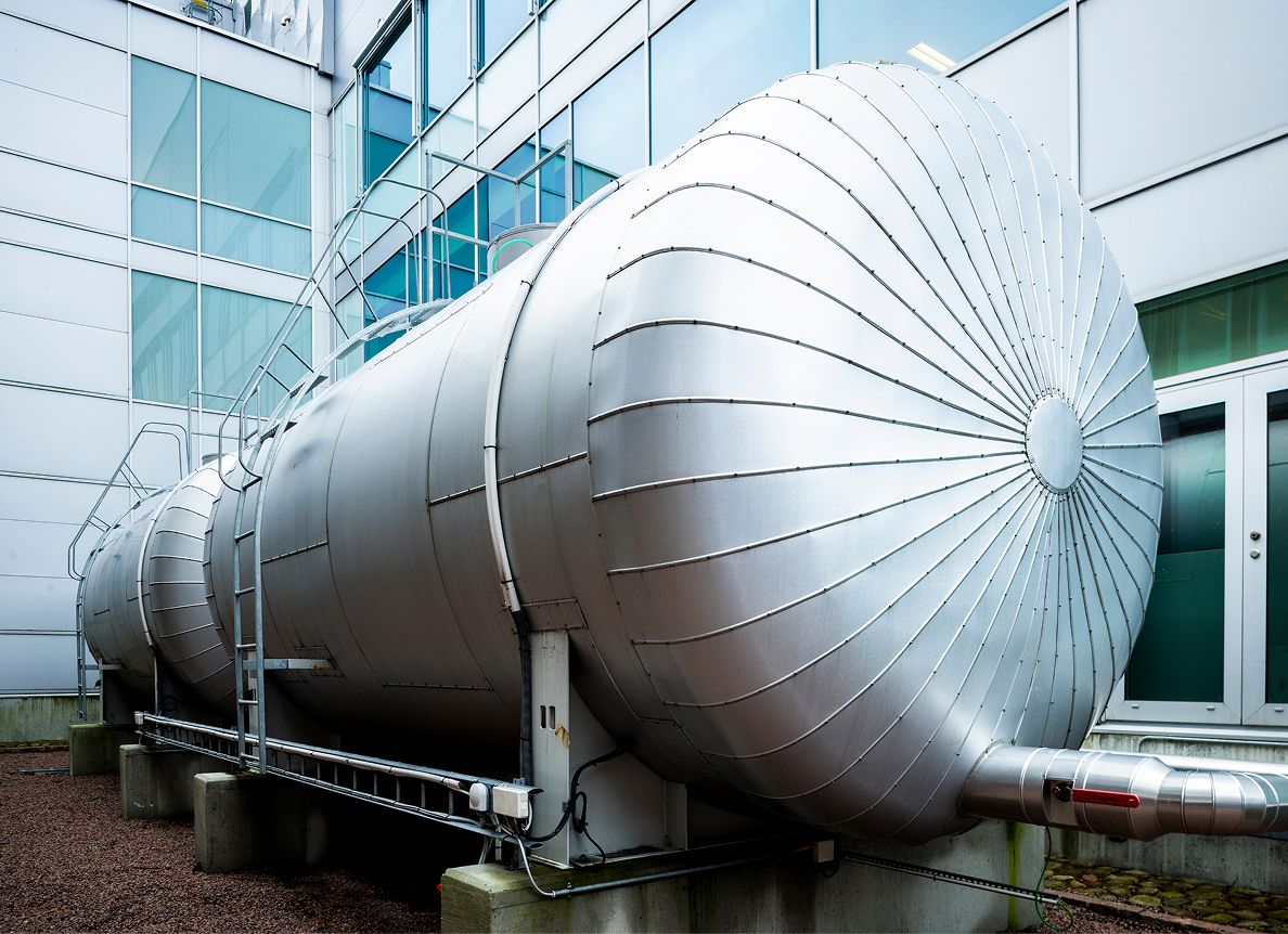 Tanque industrial em instalação de energia