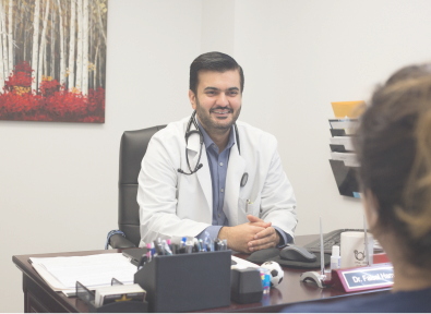 Médico em consulta com paciente