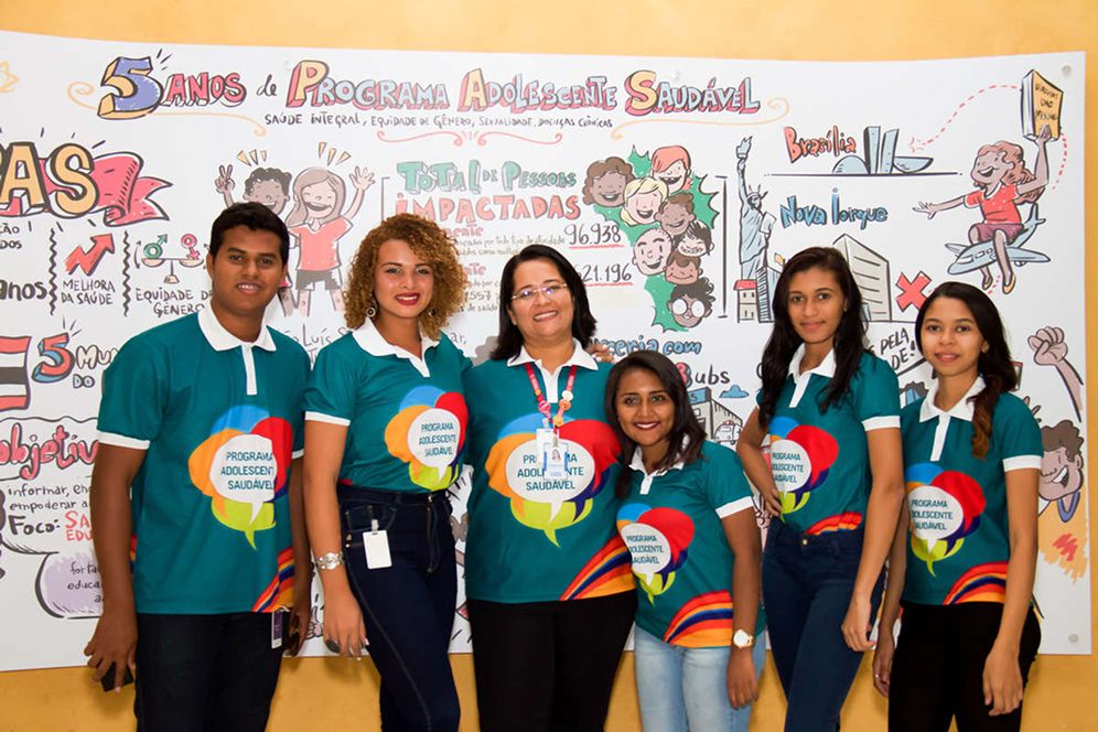 Jovens em programa comunitário