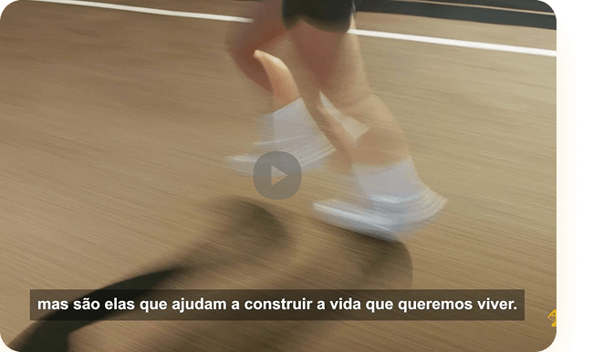 Pessoa correndo em uma quadra, em imagem do vídeo manifesto da campanha. Legenda em tela: “mas são elas que ajudam a construir a vida que queremos viver.”