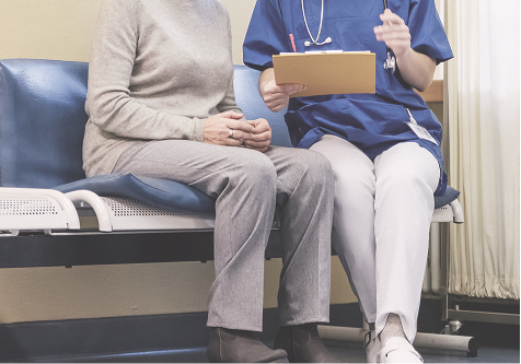 Médico analisando exames clínicos em consulta
