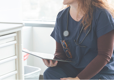 Médico analisando exames clínicos em consulta