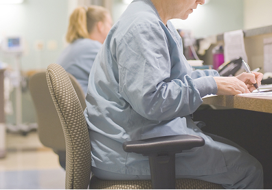 Médico analisando exames clínicos em consulta