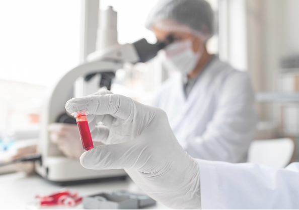 Médico analisando exames clínicos em consulta
