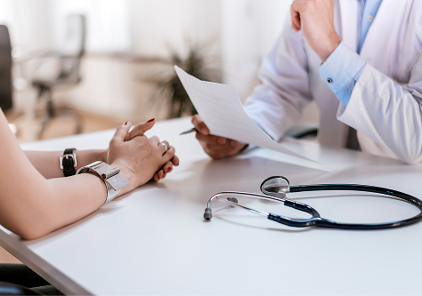 Consulta médica sobre câncer de mama