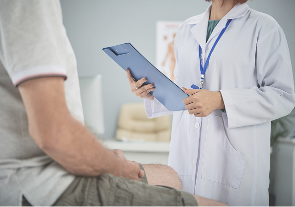 Médico analisando exames clínicos em consulta